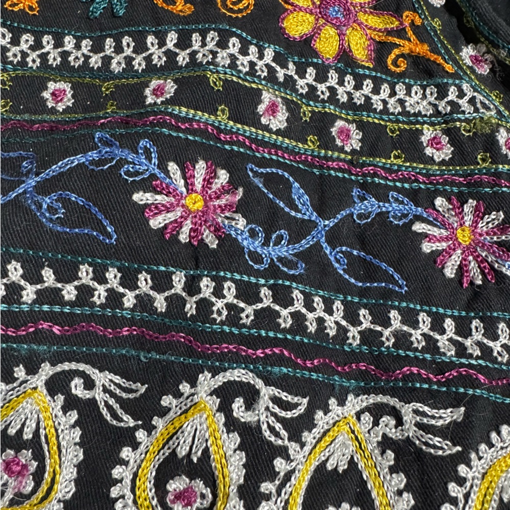 Vintage New Directions black embroidered vest waistcoat floral black Medium - Picture 2 of 4